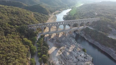 Luftaufnahme-Der-Brücke-Le-Pont-Du-Gard-In-Südfrankreich.-Sonnenuntergangszeit.